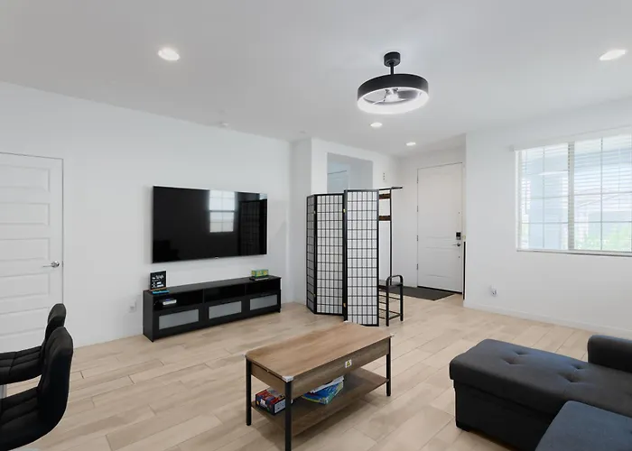 Modern Desert Home-great For Families & Groups, Near Golf, Hiking, And Fun, Private In-law With Own Entrance Also Available Separately *